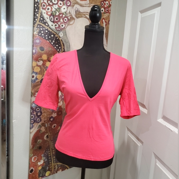 Never been worn quarter sleeve low v neck cut T - Picture 2 of 3